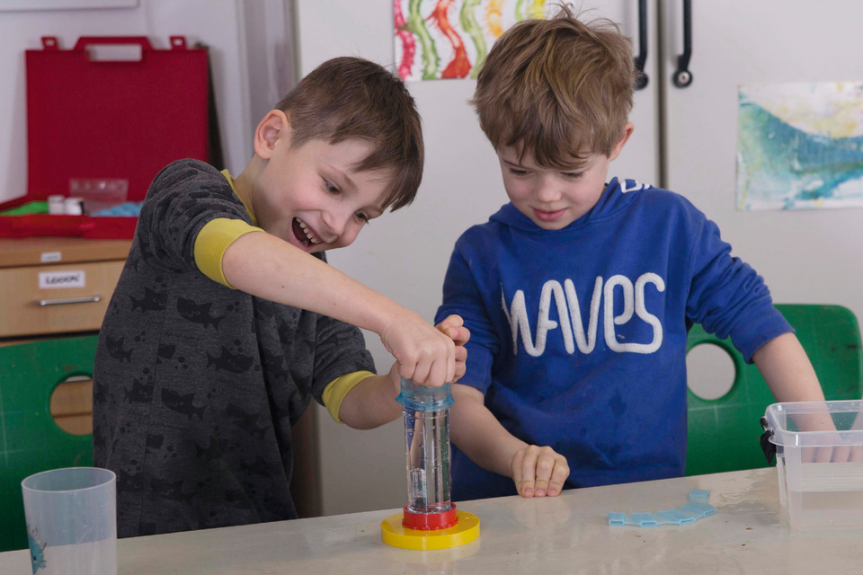 Sch&uuml;ler experimentieren mit dem Flaschentaucher, wieso geht er unter, wenn oben gedr&uuml;ckt wird? - Bild 10 - 33201
