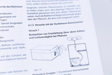Das Bild zeigt eine Seite aus einem Lehrbuch mit Anweisungen zu Experimenten zur Beobachtung von Pflanzenwachstum unter Licht- und Dunkelheitsbedingungen. Abgebildet sind ein Dunkelraum-Keimschatten und ein schematischer Pflanzenversuch.