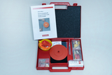 Die Mini-Box für Experimentierphysik enthält Materialien zur Erforschung von Magnetismus und Elektrostatik. Im Inneren befinden sich verschiedene Objekte wie eine rote Scheibe, Gummiartikel und ein Handbuch für Experimente.