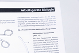 Das Bild zeigt eine Anleitung zu biologischen Arbeitsgeräten, insbesondere zur Verwendung eines Kleininsektensaugsammlers. Es beschreibt den Austausch der Klingen und die Handhabung des Geräts zum Sammeln von kleinen Insekten und anderen Organismen.