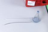 Das Bild zeigt wissenschaftliche Geräte aus einem Biologie-Klassenatz, einschließlich eines Trichters und zwei transparenten Röhren. Diese Materialien sind für Experimente im deutschen Bildungswesen konzipiert.