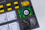 Das Bild zeigt ein Experimentierset mit verschiedenen Materialien wie einem Kompass, Linienschablonen und zahlreichen kleinen Teilen in verschiedenen Fächern. Diese Ausrüstung scheint für Bildungszwecke im naturwissenschaftlichen Unterricht konzipiert zu 