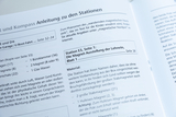 Das Bild zeigt eine Anleitung für ein Experiment, das sich mit Magnetismus beschäftigt, einschließlich Materialien und Stationen für die Durchführung. Der Text ist strukturiert und bietet Informationen zur Vorbereitung und Durchführung der Aktivitäten im 