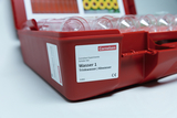 Das Bild zeigt ein rotes Experimentier-Kit von Cornelsen, das für Bildungszwecke im Bereich Wasseranalysen konzipiert ist. Das Set trägt die Bezeichnung "Wasser 1" und beinhaltet Materialien zur Untersuchung von Trinkwasser und Abwasser.
