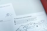 Das Bild zeigt eine Anleitung zum Thema "Aus Regenwasser wird Grundwasser" mit einer schematischen Darstellung des Wasserkreislaufs. Die beschriebenen Schritte erklären, wie unsichtbare Wassertropfen verdampfen und sich zu Wolken und schließlich zu Regen 