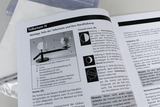 Das Bild zeigt eine Anleitung für ein Tellurium-Modell zur Demonstration astronomischer Prinzipien, einschließlich der Sonne, eines Erdglobus und einer Fresnel-Linse. Es sind verschiedene Positionen und deren Erklärungen für Diagramme und Funktionsweisen 