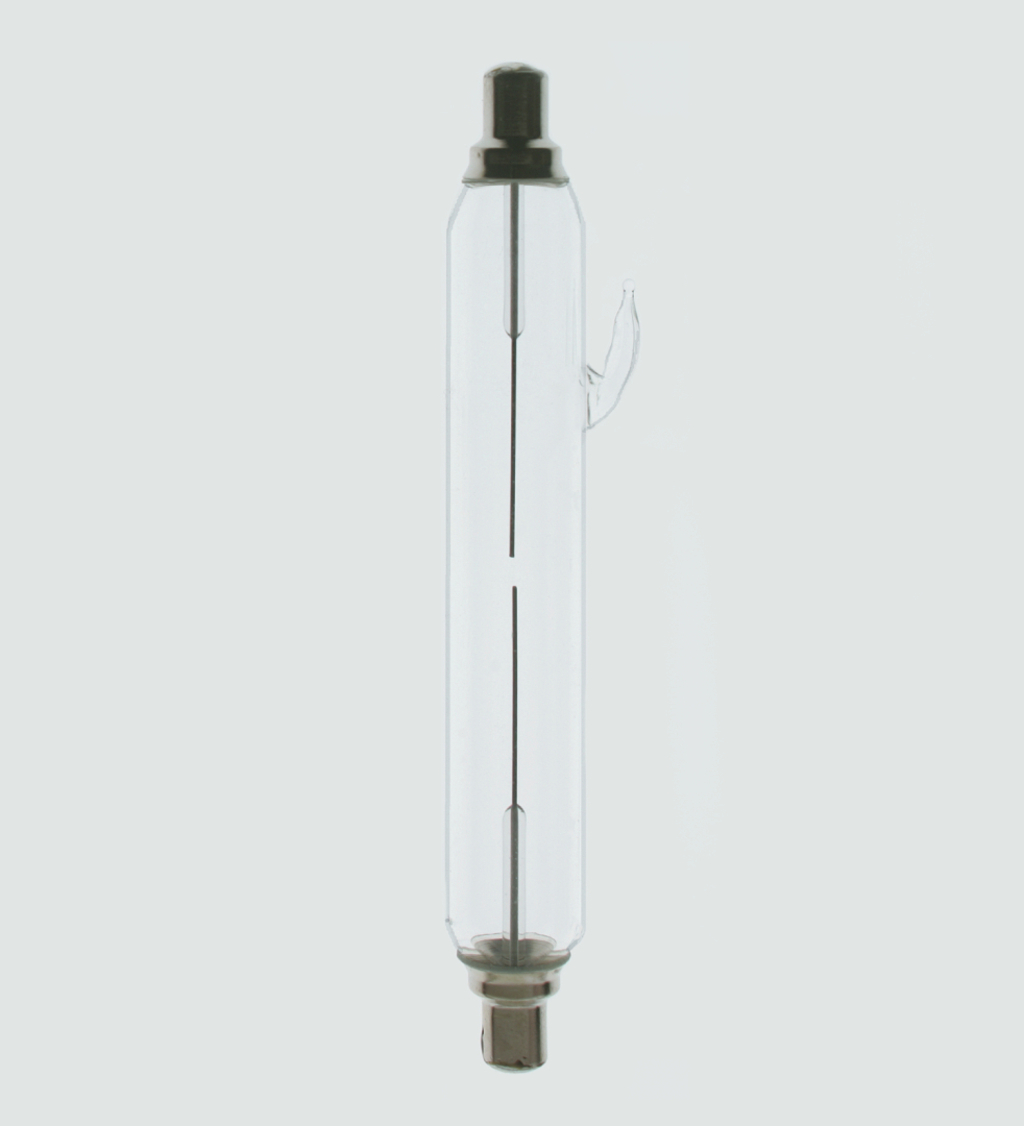 Das Bild zeigt eine Glasröhre mit Metallanschlüssen, die in Experimenten in der Chemie oder Physik verwendet werden kann. Sie könnte beispielsweise für Gasentladungsversuche oder als Teil eines Experiments zur Untersuchung von elektrischen Entladungen genutzt werden.