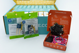 Das Bild zeigt einen Experimentiersatz mit verschiedenen Sensoren, darunter einen Feuchtigkeitssensor und einen Ultraschallsensor, die in Verpackungen enthalten sind. Zudem ist ein Mikrocontroller in einer orangefarbenen Box sichtbar, der für kreative Projekte genutzt werden kann.