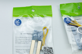 Das Bild zeigt zwei transparente Verpackungen mit Sensoren für den Experimentierbedarf: einen feuchtigkeitsmessenden Grove-Sensor und einen Ultraschallsensor. Beide Sensoren sind mit Anschlusskabeln ausgestattet und sind für die Verwendung in Bildungsprojekten gedacht.