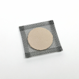 Das Bild zeigt eine quadratische Drahtgitterplatte, die eine runde Pappe in der Mitte hält. Diese Materialien könnten für verschiedene Experimente im Bildungsbereich verwendet werden, etwa in der Chemie oder Physik.