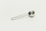 Das Bild zeigt einen silbernen Messlöffel aus Metall mit langem Griff. Er eignet sich ideal für präzise Mengenmessung in Experimenten, insbesondere im Bildungskontext.