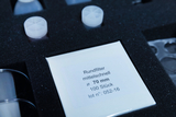Das Bild zeigt ein Set von Rundfiltern mit einem Durchmesser von 70 mm, das in einem dunklen Schaumstoff ausgelegt ist. Die Verpackung enthält 100 Stück und ist mit einer Produktbeschreibung versehen.