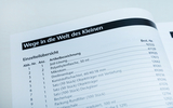 Das Bild zeigt eine Seite aus einem Katalog für Experimentierbedarf, die eine Übersicht über verschiedene Artikel und deren Bestellnummern enthält. Aufgelistet sind Produkte wie Jod-Lösung, Mikrotom und verschiedene Arten von Objektträgern und Deckgläsern.
