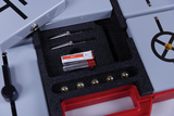 Das Bild zeigt ein Experimentierkit mit verschiedenen Komponenten, darunter zwei Messspitzen, eine Batterie und mehrere Metallkugeln, alles in einer stabilen Aufbewahrungsbox. Die Ausstattung ist typisch für den Einsatz im Bildungsbereich, um physikalische Experimente durchzuführen.