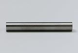 Das Bild zeigt einen zylindrischen Metallstab, der vermutlich aus Stahl gefertigt ist. Er hat eine glatte Oberfläche und eine gleichmäßige Form, die für verschiedene experimentelle Anwendungen im Bildungsbereich geeignet ist.