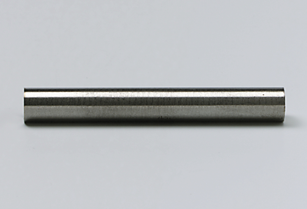 Das Bild zeigt einen zylindrischen Metallstab, der vermutlich aus Stahl gefertigt ist. Er hat eine glatte Oberfläche und eine gleichmäßige Form, die für verschiedene experimentelle Anwendungen im Bildungsbereich geeignet ist.