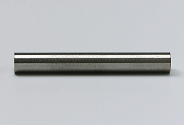 Das Bild zeigt einen zylindrischen Metallstab, der vermutlich aus Stahl gefertigt ist. Er hat eine glatte Oberfläche und eine gleichmäßige Form, die für verschiedene experimentelle Anwendungen im Bildungsbereich geeignet ist.