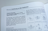 Das Bild zeigt eine Anleitung zum Bau eines Thermometers für Schüler, mit Informationen und Erklärungen zu den Stationen A2 und A3. Zudem werden die Schritte aufgeführt, um sicherzustellen, dass das Thermometer richtig funktioniert.