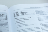 Das Bild zeigt eine Anleitung aus einem Experimentierhandbuch zur Verwendung von Balkenwaagen. Sie beschreibt die Stationen zum Wiegen und Zusammenzählen von Gewichten und listet das benötigte Material auf.
