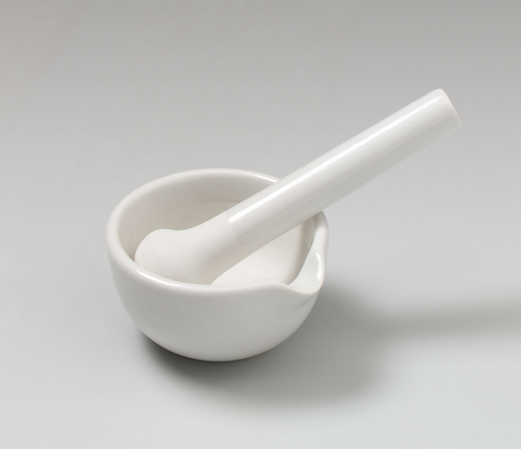 Das Bild zeigt ein weißes Porzellanmörser-Set, bestehend aus einer Schale mit einem passenden Stößel. Es wird häufig im Experimentierbedarf für chemische oder biologische Anwendungen verwendet.