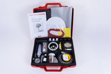 Das Bild zeigt ein Experimentierkit mit dem Titel "Pflanzen, Tiere, Lebensraum", das in einem roten Koffer aufbewahrt wird. Im Inneren befinden sich verschiedene wissenschaftliche Materialien und Werkzeuge, die für Experimente im Bildungsbereich verwendet werden können.