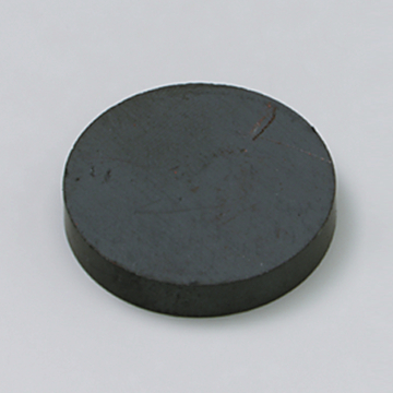 Das Bild zeigt einen runden, flachen magnetischen Gegenstand aus dunklem Material. Er könnte für Experimentierzwecke in der Schule, wie beispielsweise für magnetische Felder oder physikalische Demonstrationen, verwendet werden.