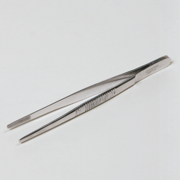 Das Bild zeigt eine Edelstahlpinzette, die für den Einsatz im Experimentierbedarf gedacht ist. Sie ist präzise gearbeitet und eignet sich gut für feine, detailreiche Arbeiten in Labors oder bei experimentellen Tätigkeiten im Bildungsbereich.