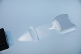 Das Bild zeigt ein transparentes optisches Element, das mit einem Lichtstrahl interagiert und Lichtstrahlen bricht oder reflektiert. Es ist in einem Experimentieraufbau platziert, der für Bildungszwecke konzipiert ist.