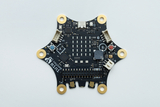 Das Bild zeigt eine Hauptplatine des Calliope mini, einem Mikrocontroller, der für den Einsatz im Bildungsbereich konzipiert ist. Er bietet verschiedene Schnittstellen und Komponenten, um das Programmieren und Experimentieren zu ermöglichen.
