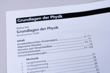 Das Bild zeigt ein Inhaltsverzeichnis eines Demo-Sets zu den Grundlagen der Physik, das für den Bildungsbereich in Deutschland gedacht ist. Es listet verschiedene Themen und Abschnitte wie Mechanik, Sicherheits- und Versuchshinweise auf.
