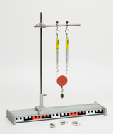 Das Bild zeigt ein physicall experiment setup mit einer Pulley-Anlage und zwei hängenden Gewichten. Es ist für die Demonstration von Kräften und dem Prinzip des Hebelgesetzes im Bildungsbereich konzipiert.