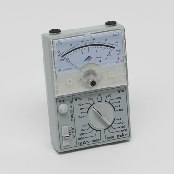Das Bild zeigt ein analoges Multimeter, das zur Messung von Spannung, Stromstärke und Widerstand verwendet wird. Es verfügt über ein großes Ziffernblatt mit Skalen für verschiedene Messbereiche und eine dreistufige Auswahl für die Messarten.