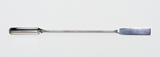Das Bild zeigt ein langes, flaches, metallisches Werkzeug mit einem breiten Ende, das zum Mischen oder Umrühren von Substanzen verwendet wird. Es ist vermutlich für den Einsatz in Experimenten oder im Laborumfeld konzipiert.