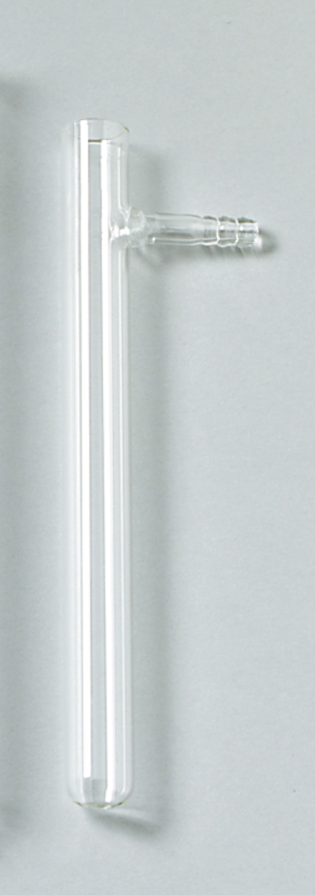 Das Bild zeigt ein transparentes Glas-Röhrchen mit einem seitlichen Anschluss. Dieses Laborgerät wird häufig für chemische Experimente und Analysen im Bildungsbereich verwendet.
