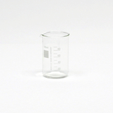 Das Bild zeigt ein transparentes Becherglas mit einer Kapazität von 100 ml, das mit einer Graduierung versehen ist. Es ist aus hitzebeständigem Borosilikatglas gefertigt und eignet sich für experimentelle Anwendungen im Bildungsbereich.