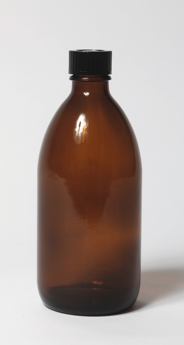 Das Bild zeigt eine braune Glasflasche mit einem schwarzen Schraubverschluss. Sie eignet sich ideal zur Lagerung von Chemikalien oder Flüssigkeiten für Experimente im Bildungsbereich.
