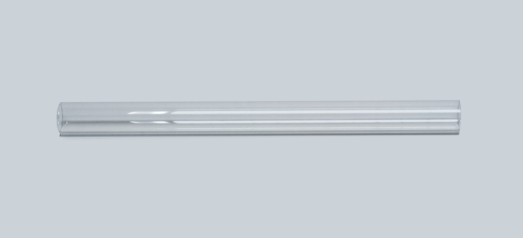 Das Bild zeigt ein durchsichtiges, gerades Glasrohr, das typischerweise in chemischen Experimenten oder Laboren verwendet wird. Es ist ein gängiges Zubehör für das Handling von Flüssigkeiten und soll für sichere und präzise Versuche im Bildungswesen dienen.