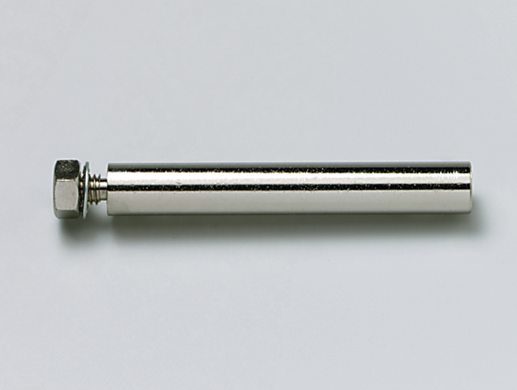 Das Bild zeigt einen metallischen Stift, der an einem Ende mit einer Sechskantschraube versehen ist. Der Stift hat eine glänzende Oberfläche und könnte in verschiedenen Experimenten oder technischen Anwendungen verwendet werden.