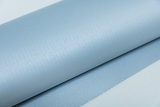 Das Bild zeigt eine Rolle eines hellblauen, strukturierten Materials, das für experimentelle Zwecke im Bildungswesen verwendet wird. Die Oberfläche ist gleichmäßig und könnte für verschiedene Anwendungen in Experimenten oder der Gestaltung verwendet werden.