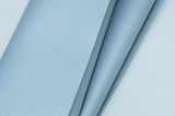 Das Bild zeigt eine Nahaufnahme von zwei blauen, strukturierten Materialien, die übereinander liegen. Sie wirken robust und könnten für experimentelle Zwecke im Bildungsbereich eingesetzt werden.