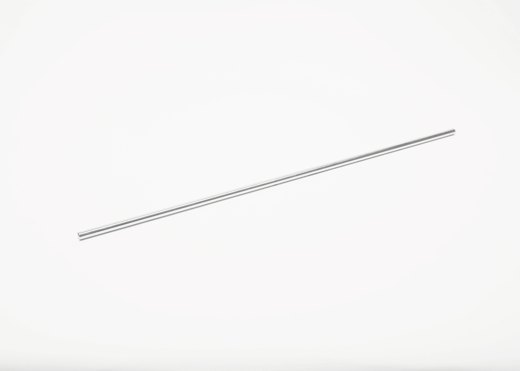 Das Bild zeigt einen langen, schmalen Metallstab, der auf einem weißen Hintergrund liegt. Er könnte für verschiedene experimentelle Anwendungen im Bildungsbereich verwendet werden.