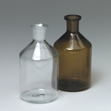 Das Bild zeigt zwei verschiedene Flaschen: eine transparente Glasflasche und eine braune Glasflasche. Beide Flaschen haben einen schmalen Hals und sind für den Einsatz in Experimenten oder im Bildungsbereich geeignet.