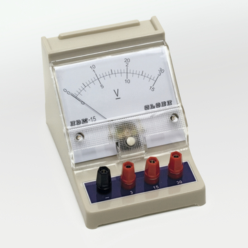 Das Bild zeigt ein analoges Messgerät, einen Volt- oder Amperemeter, das für experimente in der Bildung verwendet wird. Es verfügt über eine Skala von 0 bis 30 Volt und mehrere Anschlussbuchsen für Messleitungen.