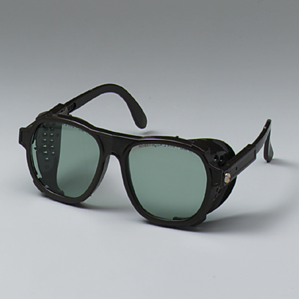 Das Bild zeigt eine schwarze Schutzbrille mit grauen Gläsern, die für Experimente im Bildungswesen konzipiert ist. Sie hat ein innovatives Design, das zusätzlichen Schutz und Funktionalität bietet.