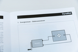 Das Bild zeigt eine Anleitung aus einem Experimentierhandbuch, die sich mit dem Thema "Energietrom – Elektronenstrom" beschäftigt. Es enthält eine schematische Darstellung, die vermutlich eine elektrische Schaltung oder einen Versuchsaufbau beschreibt.