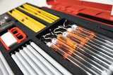 Das Bild zeigt ein gut sortiertes Experimentierkit, das verschiedene Laborausrüstungen wie Glaskolben, Messgeräte und Werkzeuge enthält. Die sorgfältige Anordnung in einem stabilen Koffer ermöglicht eine einfache Handhabung und Organisation für Bildungszwecke.