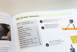 Das Bild zeigt eine Seite aus einem Lehrbuch, die Informationen zum Hebelgesetz enthält. Es listet benötigtes Material auf und gibt Anweisungen zur Montage eines zweisäuligen Hebels.