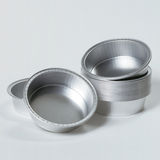 Das Bild zeigt eine Sammlung von runden, wiederverwendbaren Aluminiumformen, die übereinander gestapelt sind. Diese Behälter sind ideal für diverse Experimente und Anwendungen im Bildungswesen.