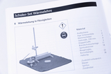 Das Bild zeigt eine Anleitung für ein Schüler-Set zur Wärmelehre, das die Wärmeleitung in Flüssigkeiten behandelt. Es listet die benötigten Materialien auf, einschließlich einer Profil- und Statikstange sowie weiterer Utensilien für Experimente.