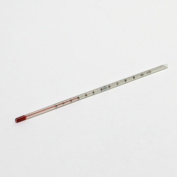 Das Bild zeigt ein Glasthermometer, das zur Messung von Temperaturen verwendet wird. Auf dem Thermometer sind Skalen von 0 bis 100 Grad Celsius abgebildet, und die Flüssigkeit im Inneren ist rot.